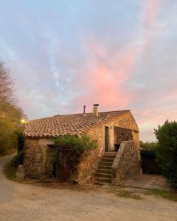 🍂🌿 Arriba la tardor a Can Muní

Una època per gaudir de la llar de foc i de la companyia, passejar pel bosc i descobrir paisatges que canvien cada setmana.

També és temps de platges desertes, passejades tranquil·les i moments per connectar amb la calma.

Descobreix l’Empordà com mai: llar de foc, natura, tranquil·litat i gastronomia local. Una tardor per gaudir sense presses.

#CanMuni #tardor #Empordà #escapadarural #CostaBrava
-
🍂🌿 Llega el otoño a Can Muní

Una época para disfrutar de la chimenea y de la compañía, pasear por el bosque y descubrir paisajes que cambian con cada semana.

Es también tiempo de playas desiertas, paseos tranquilos y momentos para conectar con la calma.

Descubre el Empordà como nunca: chimenea, naturaleza, tranquilidad y gastronomía local. Un otoño para disfrutar sin prisas.

#otoño 
-
🍂🌿 Autumn arrives at Can Muní

A season to enjoy the fireplace and good company, walk through the woods and discover landscapes that change from week to week.

It is also the perfect time for deserted beaches, peaceful walks and moments to reconnect with tranquillity.

Discover the Empordà like never before: fireplaces, nature, peace and local cuisine. An autumn to enjoy at your own pace.

#autumn #Emporda #ruralgetaway